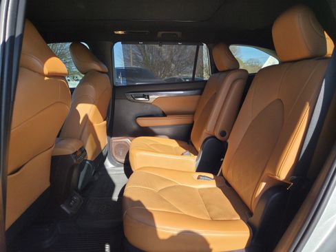 Used 2020 Toyota Highlander Platinum image 5