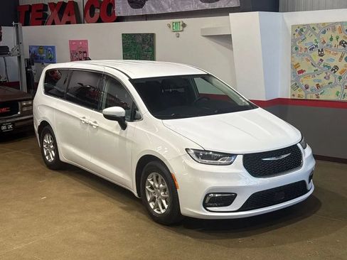 Used 2023 Chrysler Pacifica Touring-L FWD image 57
