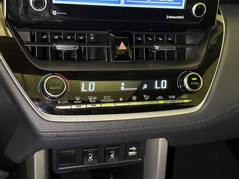 Used 2022 Toyota Corolla Cross XLE w/ Convenience Package FWD image 24