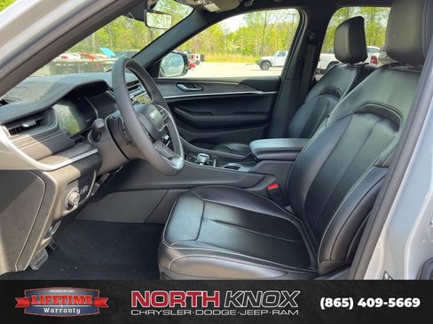 Used 2025 Jeep Grand Cherokee Limited image 5