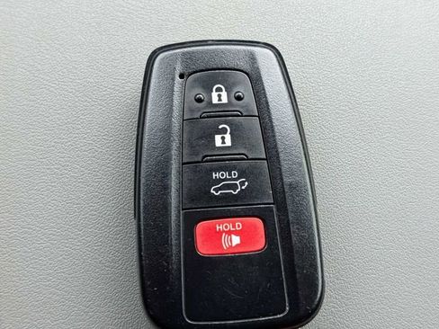 Used 2023 Toyota Highlander Limited FWD image 31
