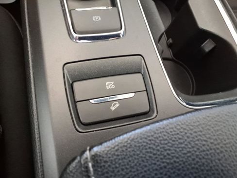 Used 2019 Ford Fusion SE FWD image 25