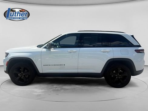 Used 2023 Jeep Grand Cherokee Altitude AWD/4WD image 2