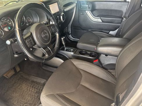 Used 2015 Jeep Wrangler Unlimited Rubicon w/ Connectivity Group AWD/4WD image 11