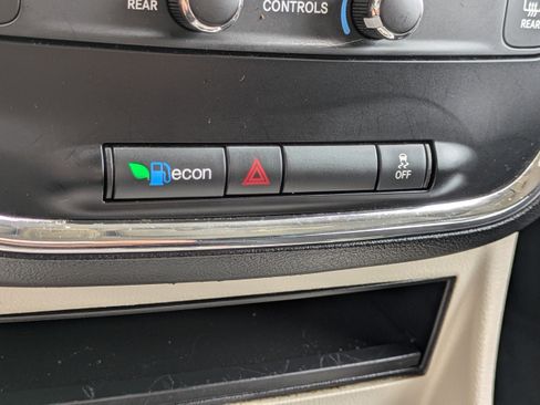 Used 2012 Dodge Grand Caravan SXT FWD image 24