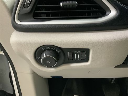 Used 2024 Chrysler Pacifica Touring-L image 46