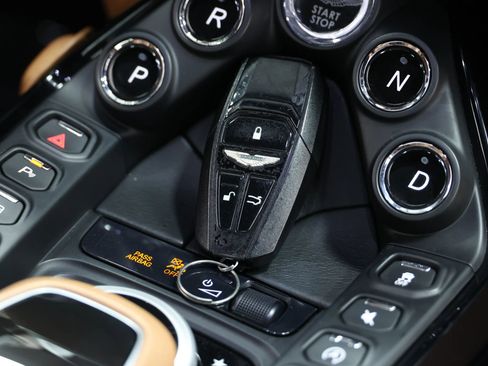 Used 2019 Aston Martin V8 Vantage Coupe RWD image 5