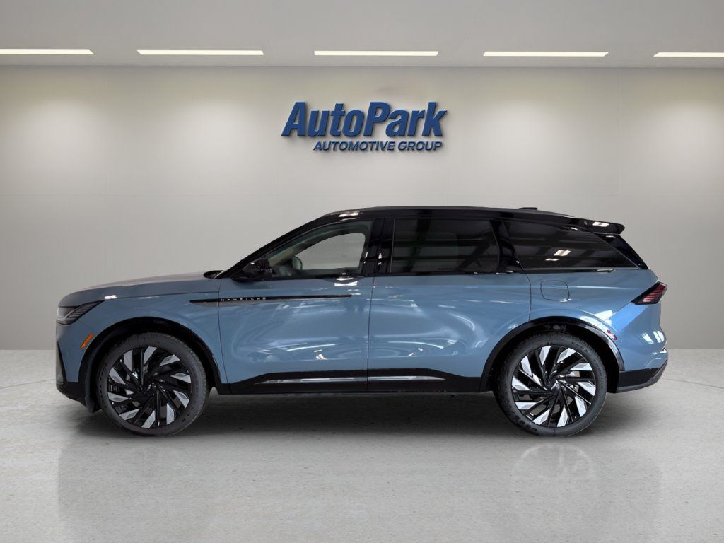Used 2025 Lincoln Nautilus Reserve AWD/4WD image 4