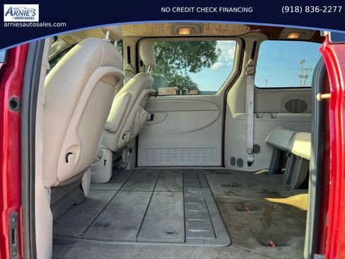 Used 2006 Chrysler Town & Country Touring w/ Leather Interior Group FWD image 11