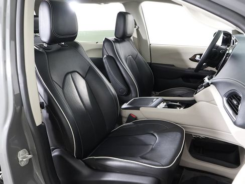 Used 2023 Chrysler Pacifica Limited FWD image 34