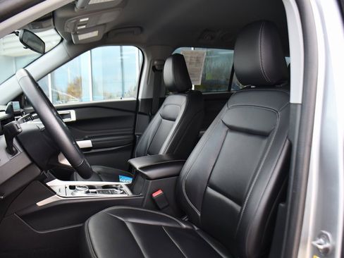 Used 2023 Ford Explorer XLT w/ Equipment Group 202A image 13