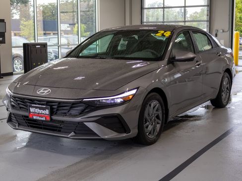 Used 2024 Hyundai Elantra SEL FWD image 3