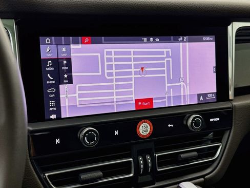 Certified 2025 Porsche Macan AWD/4WD image 19