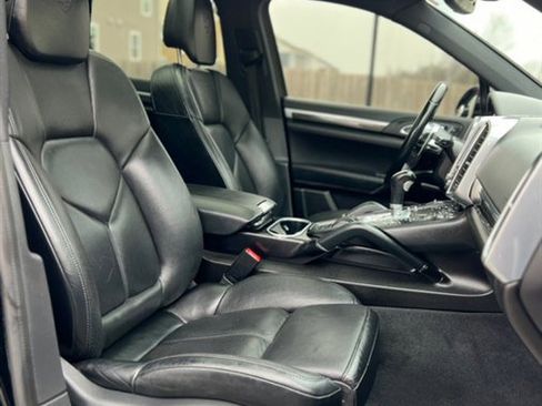 Used 2017 Porsche Cayenne Platinum Edition w/ Premium Package (PJV) image 29