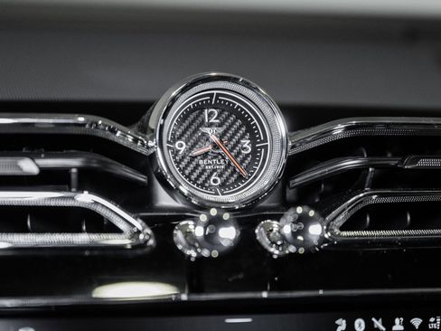 Used 2025 Bentley Bentayga image 36