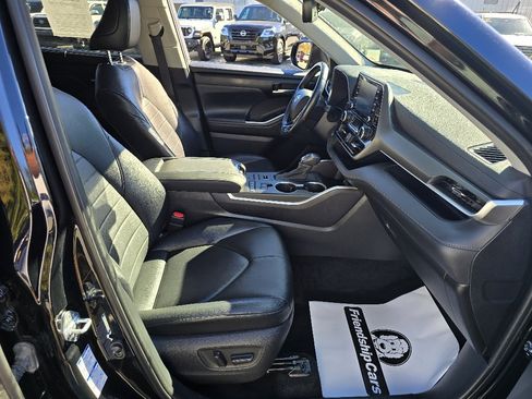 Used 2021 Toyota Highlander XLE image 16