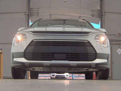 Used 2023 Kia Niro EX FWD image 4