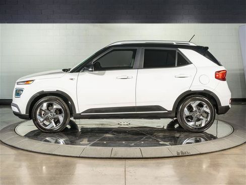 Used 2023 Hyundai Venue Limited FWD image 2