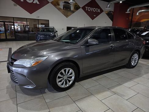 Used 2017 Toyota Camry LE FWD image 2