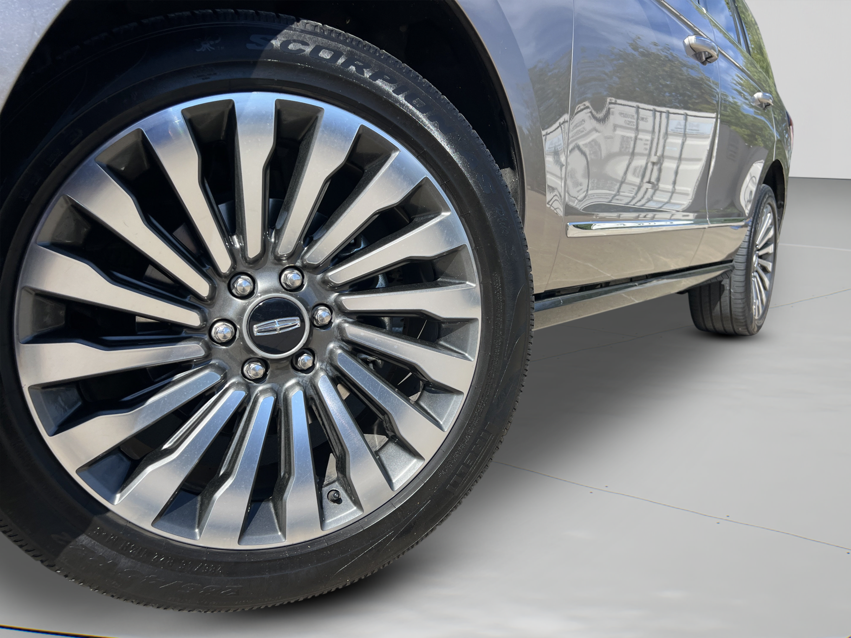 Used 2020 Lincoln Navigator Reserve w/ Luxury Package RWD image 13