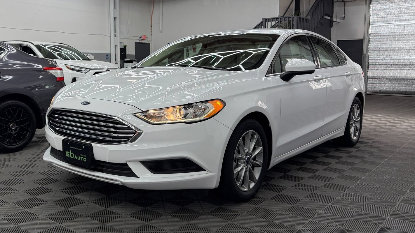Used 2017 Ford Fusion SE FWD image 1