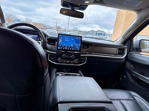 Used 2023 Ford Expedition XLT image 10