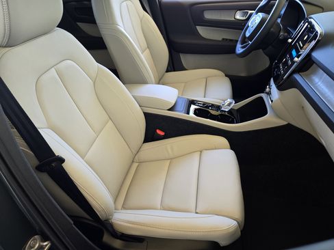 New 2026 Volvo XC40 B5 Ultra w/ Protection Package Premier image 17