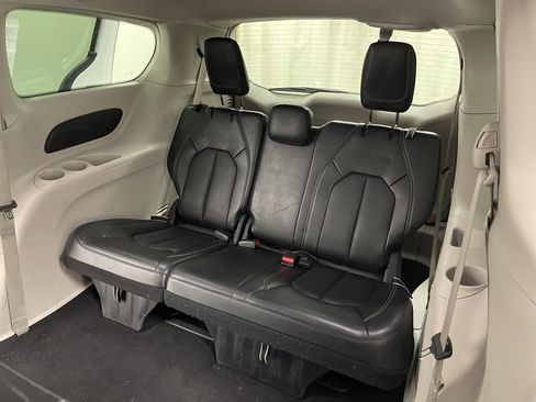 Used 2024 Chrysler Pacifica Touring-L image 16