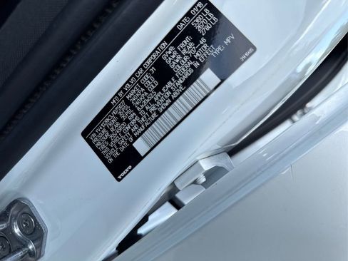 Used 2018 Volvo XC60 T5 Momentum w/ Vision Package image 18