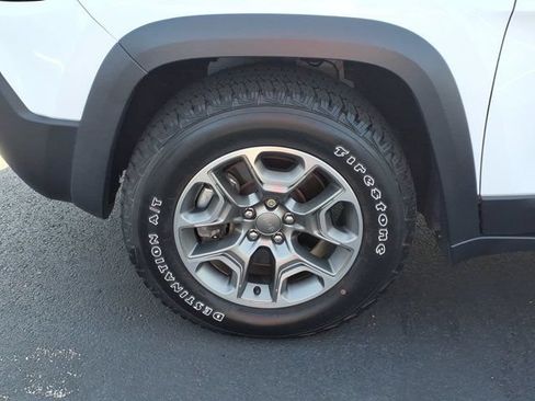 Used 2022 Jeep Cherokee Trailhawk AWD/4WD image 31