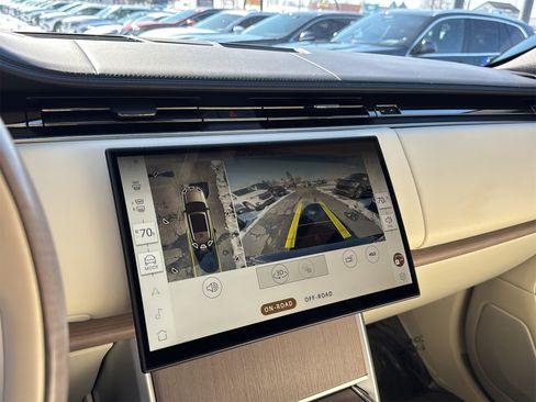 Used 2025 Land Rover Range Rover SE image 19