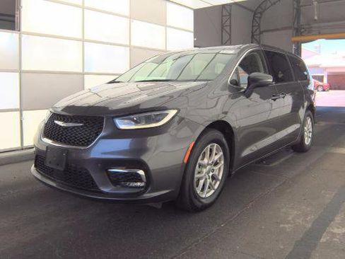 Used 2023 Chrysler Pacifica Touring-L image 1