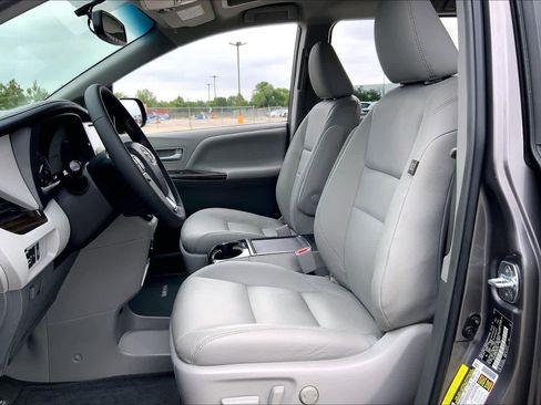 Used 2017 Toyota Sienna XLE FWD image 8