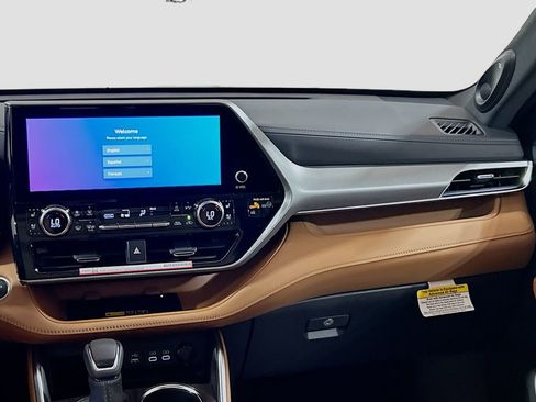 New 2026 Toyota Highlander Platinum image 23