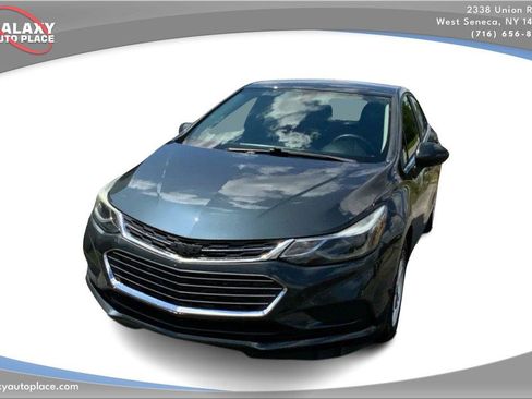 Used 2017 Chevrolet Cruze LT FWD image 2