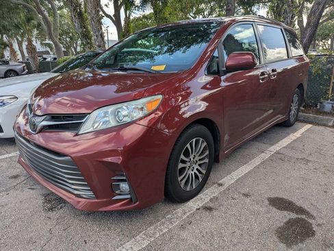 Used 2020 Toyota Sienna XLE w/ XLE Navigation Package image 3