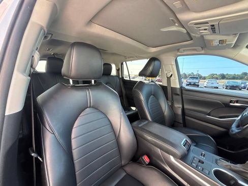 Used 2024 Toyota Highlander XLE FWD image 18