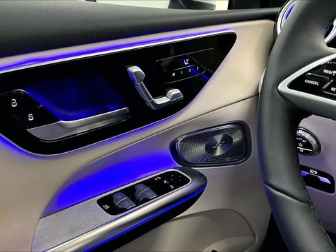 Used 2025 Mercedes-Benz GLC 300 4MATIC image 34