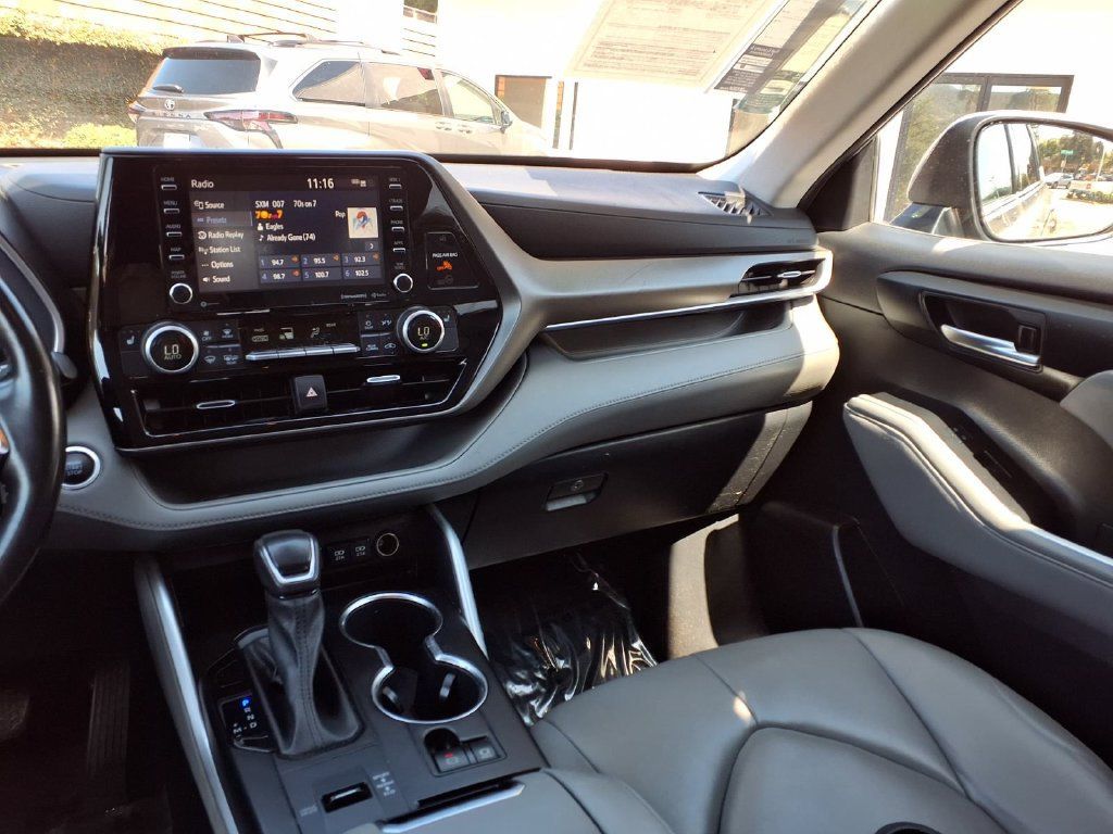 Used 2021 Toyota Highlander XLE FWD image 32