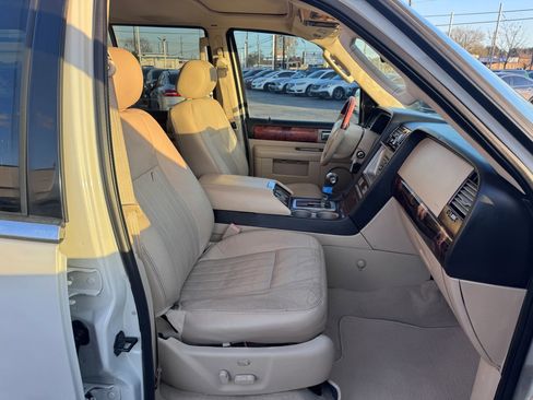 Used 2005 Lincoln Navigator 2WD image 10