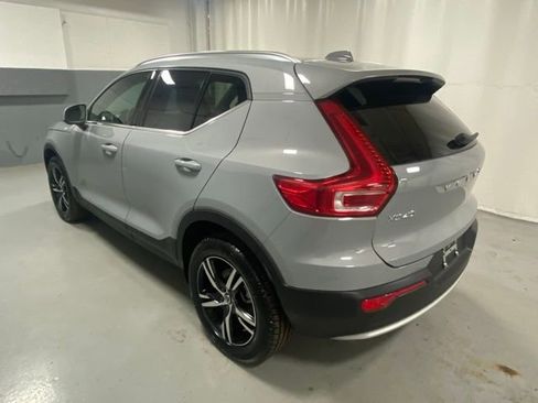 Used 2025 Volvo XC40 B5 Core image 2