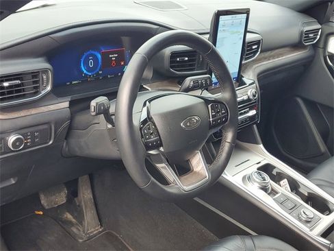 Certified 2022 Ford Explorer Platinum w/ Equipment Group 601A image 11