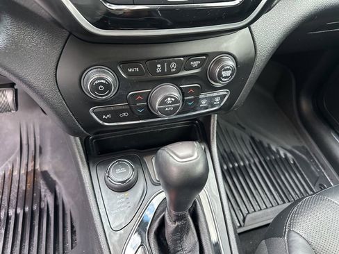 Used 2019 Jeep Cherokee Limited AWD/4WD image 17