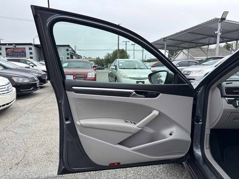 Used 2018 Volkswagen Passat 2.0T SE FWD image 6