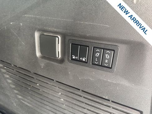 Used 2022 Chevrolet Suburban Premier AWD/4WD image 15