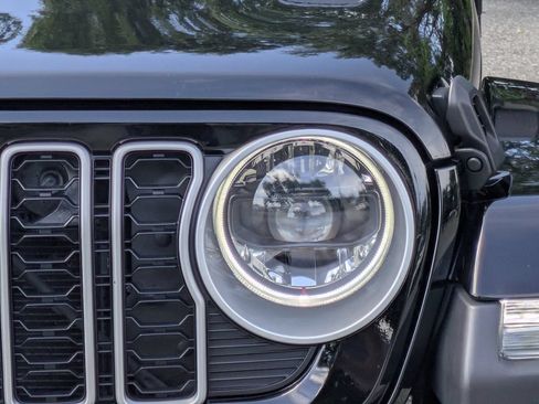 Used 2024 Jeep Wrangler Unlimited Sahara w/ Technology Group AWD/4WD image 9