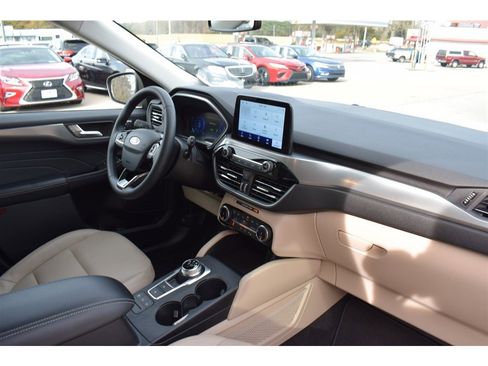 Used 2022 Ford Escape Titanium image 29