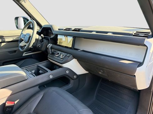 Used 2024 Land Rover Defender 110 S image 14