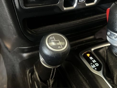 Used 2018 Jeep Wrangler Unlimited Sahara AWD/4WD image 31