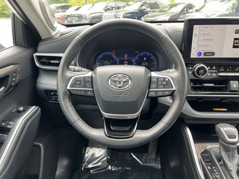 Used 2025 Toyota Highlander Platinum AWD/4WD image 16